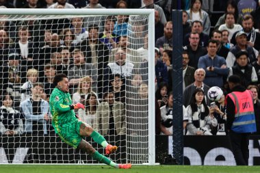 Manchester City 'den Ederson, Premier League maçında Tottenham Hotspur' a karşı Manchester City Tottenham Hotspur Stadyumu 'nda 14 Mayıs 2024' te gol atarken kayıyor. 