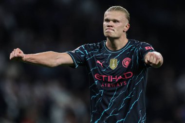 Manchester City 'den Erling Haaland, Premier League maçında Tottenham Hotspur' un Manchester City 'ye karşı 14 Mayıs 2024' te Tottenham Hotspur Stadyumu 'nda 0-2' lik galibiyetini kutluyor. 