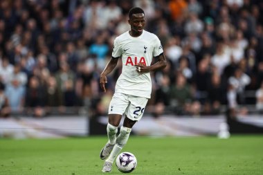 Tottenham Hotspur 'dan Pape Matar Sarr, Premier Lig maçında Tottenham Hotspur' un Manchester City 'ye karşı Tottenham Hotspur Stadyumu' nda 14 Mayıs 2024 'te top ile ilerliyor. 