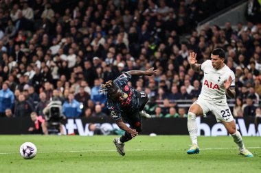 Tottenham Hotspur 'dan Pedro Porro Manchester City' den Jrmy Doku Premier Lig maçında Tottenham Hotspur 'a karşı Manchester City Tottenham Hotspur Stadyumu' nda 14 Mayıs 2024 'te oynanan penaltı sahasında faul yaptı. 