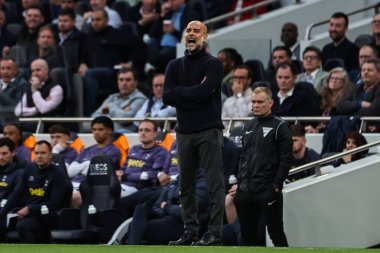 Manchester City 'nin Pep Guardiola teknik direktörü Premier League maçında Tottenham Hotspur' a karşı Manchester City Tottenham Hotspur Stadyumu 'nda 14 Mayıs 2024' te oyuncularına bağırıyor. 