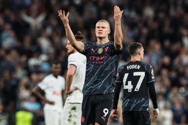 Manchester City 'den Erling Haaland, Premier League maçında Tottenham Hotspur' un Manchester City 'ye karşı 14 Mayıs 2024' te Tottenham Hotspur Stadyumu 'nda 0-1' lik galibiyetini kutluyor. 