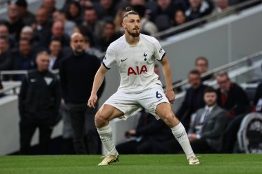 Tottenham Hotspur 'dan Radu Draguin Premier League maçı sırasında Tottenham Hotspur Manchester City' ye karşı Tottenham Hotspur Stadyumu, Londra, İngiltere, 14 Mayıs 2024 