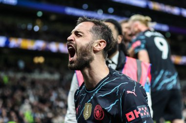 Manchester City 'den Bernardo Silva, Premier Lig maçında Tottenham Hotspur' a karşı Manchester City 'nin Tottenham Hotspur Stadyumu' nda 14 Mayıs 2024 'te oynanan maçında takımının 0-2' lik galibiyetini kutluyor. 