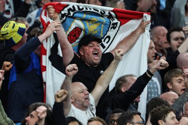 Manchester City taraftarları 14 Mayıs 2024 'te Tottenham Hotspur' a karşı Manchester City 'de oynanan Premier League karşılaşmasını kutluyorlar. 