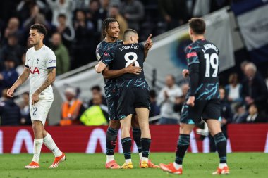 Manchester City 'den Manuel Akanji ve Manchester City' den Mateo Kovaciç, 14 Mayıs 2024 'te Tottenham Hotspur' a karşı Manchester City 'de oynanan Premier League karşılaşması sonrasında kucaklaşıyorlar. 