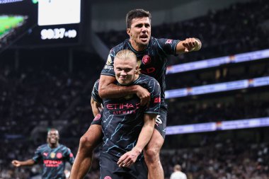 Manchester City 'den Erling Haaland, Premier League maçında Tottenham Hotspur' un Manchester City 'ye karşı 14 Mayıs 2024' te Tottenham Hotspur Stadyumu 'nda 0-2' lik galibiyetini kutluyor. 