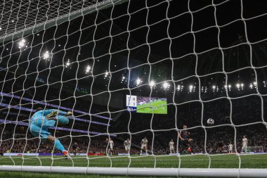 Manchester City 'den Erling Haaland, Premier Lig maçında Tottenham Hotspur' a karşı Manchester City 'nin Tottenham Hotspur Stadyumu' nda 14 Mayıs 2024 'te oynanan maçta 0-2 berabere kaldığı için penaltı aldı. 