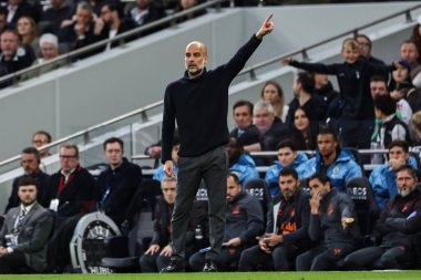 Manchester City 'nin Pep Guardiola teknik direktörü, 14 Mayıs 2024' te Tottenham Hotspur 'un Manchester City' ye karşı oynadığı Premier League maçında oyuncularına talimat verir. 