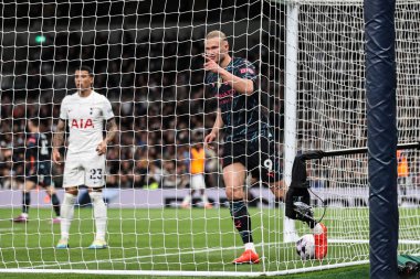 Manchester City 'den Erling Haaland, Premier League maçında Tottenham Hotspur' un Manchester City 'ye karşı 14 Mayıs 2024' te Tottenham Hotspur Stadyumu 'nda 0-1' lik galibiyetini kutluyor. 