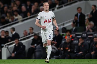 Tottenham Hotspur 'dan Oliver Skipp Premier Lig maçı sırasında Tottenham Hotspur Manchester City' ye karşı Tottenham Hotspur Stadyumu, Londra, 14 Mayıs 2024 