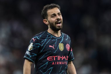 Manchester City 'den Bernardo Silva Premier Lig maçında takım arkadaşlarına talimatlar veriyor Tottenham Hotspur Manchester City' ye karşı Tottenham Hotspur Stadyumu, Londra, İngiltere, 14 Mayıs 2024 