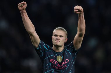 Manchester City 'den Erling Haaland, Premier League maçında Tottenham Hotspur' un Manchester City 'ye karşı 14 Mayıs 2024' te Tottenham Hotspur Stadyumu 'nda 0-2' lik galibiyetini kutluyor. 