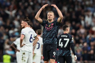 Manchester City 'den Erling Haaland, Premier League maçında Tottenham Hotspur' un Manchester City 'ye karşı 14 Mayıs 2024' te Tottenham Hotspur Stadyumu 'nda 0-1' lik galibiyetini kutluyor. 