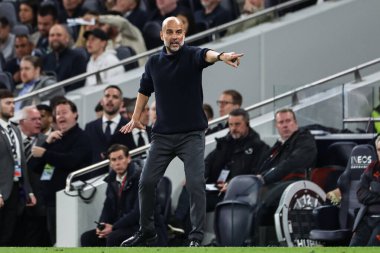 Manchester City 'nin Pep Guardiola teknik direktörü, 14 Mayıs 2024' te Tottenham Hotspur 'un Manchester City' ye karşı oynadığı Premier League maçında oyuncularına talimat verir. 