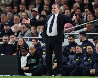 Tottenham Hotspur 'un Ange Postecoglou teknik direktörü Premier Lig karşılaşmasında Tottenham Hotspur' un Manchester City 'ye karşı Tottenham Hotspur Stadyumu' nda 14 Mayıs 2024 'te tepki gösterdi. 