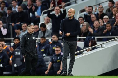 Manchester City 'nin Pep Guardiola teknik direktörü, 14 Mayıs 2024' te Tottenham Hotspur 'un Manchester City' ye karşı oynadığı Premier League maçında oyuncularına talimat verir. 