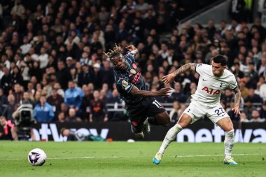 Tottenham Hotspur 'dan Pedro Porro Manchester City' den Jrmy Doku Premier Lig maçında Tottenham Hotspur 'a karşı Manchester City Tottenham Hotspur Stadyumu' nda 14 Mayıs 2024 'te oynanan penaltı sahasında faul yaptı. 