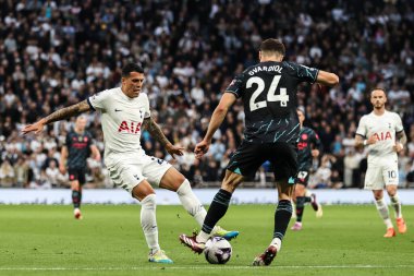 Tottenham Hotspur 'dan Pedro Porro, Premier League maçında Manchester City' ye karşı Tottenham Hotspur Stadyumu, Londra, 14 Mayıs 2024 'te oynanan Premier League karşılaşmasında Manchester City' den Joko Gvardiol ile karşı karşıya geldi. 