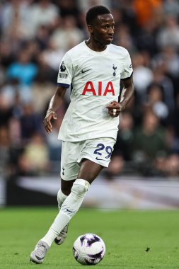 Tottenham Hotspur 'dan Pape Matar Sarr, Premier Lig maçında Tottenham Hotspur' un Manchester City 'ye karşı Tottenham Hotspur Stadyumu' nda 14 Mayıs 2024 'te top ile ilerliyor. 