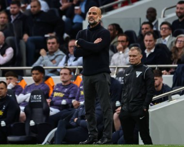 Manchester City 'nin Pep Guardiola teknik direktörü Premier League maçında Tottenham Hotspur' a karşı Manchester City Tottenham Hotspur Stadyumu 'nda 14 Mayıs 2024' te oyuncularına bağırıyor. 
