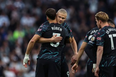 Manchester City 'den Rben Dias ve Manchester City' den Erling Haaland Premier League karşılaşmasında Tottenham Hotspur 'a karşı Manchester City Tottenham Hotspur Stadyumu, Londra, Birleşik Krallık, 14 Mayıs 2024 