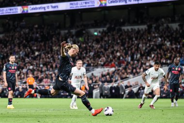 Manchester City 'den Erling Haaland, Premier Lig maçında Tottenham Hotspur' a karşı Manchester City 'nin Tottenham Hotspur Stadyumu' nda 14 Mayıs 2024 'te oynanan maçta 0-2 berabere kaldığı için penaltı aldı. 