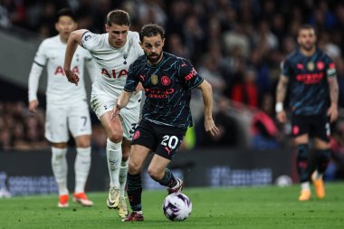 Manchester City 'den Bernardo Silva, Premier Lig maçında Tottenham Hotspur' a karşı Manchester City 'nin Tottenham Hotspur Stadyumu' nda 14 Mayıs 2024 'te oynanan maçta topu aldı. 