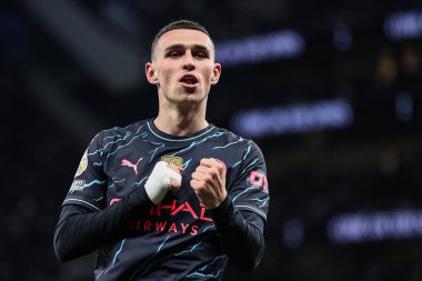 Manchester City 'den Phil Foden, Premier League maçında Tottenham Hotspur' un Manchester City 'ye karşı 14 Mayıs 2024' te Tottenham Hotspur Stadyumu 'nda 0-1' lik galibiyetini kutluyor. 