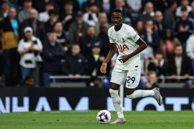 Tottenham Hotspur takımından Pape Matar Sarr, Premier League maçında Tottenham Hotspur 'a karşı Manchester City Tottenham Hotspur Stadyumu, Londra, İngiltere, 14 Mayıs 2024 