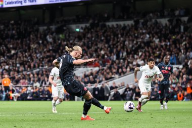Manchester City 'den Erling Haaland, Premier Lig maçında Tottenham Hotspur' a karşı Manchester City 'nin Tottenham Hotspur Stadyumu' nda 14 Mayıs 2024 'te oynanan maçta 0-2 berabere kaldığı için penaltı aldı. 