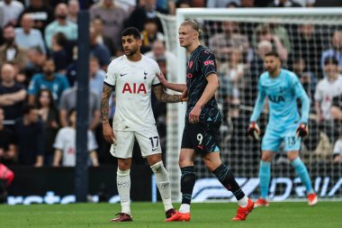 Tottenham Hotspur 'dan Cristian Romero, Premier League karşılaşmasında Manchester City' den Erling Haaland 'ı Tottenham Hotspur' a karşı Manchester City 'de 14 Mayıs 2024' te Tottenham Hotspur Stadyumu 'nda yakından takip etti. 