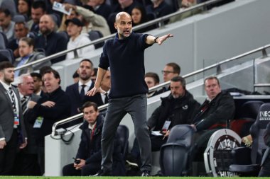 Manchester City 'nin Pep Guardiola teknik direktörü, 14 Mayıs 2024' te Tottenham Hotspur 'un Manchester City' ye karşı oynadığı Premier League maçında oyuncularına talimat verir. 