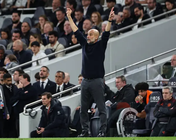 Manchester City 'nin Pep Guardiola teknik direktörü, 14 Mayıs 2024' te Tottenham Hotspur 'un Manchester City' ye karşı oynadığı Premier League maçında oyuncularına talimat verir. 