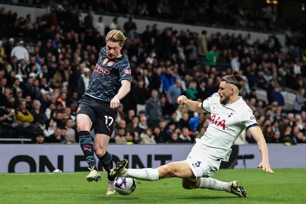 Manchester City 'den Kevin De Bruyne, Tottenham Hotspur Premier Lig karşılaşmasında Tottenham Hotspur' a karşı Manchester City Tottenham Hotspur Stadyumu, Londra, 14 Mayıs 2024 'te oynanan karşılaşmada Tottenham Hotspur' dan Radu Draguin 'e yenildi. 