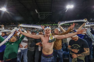 Leeds taraftarları, 16 Mayıs 2024 'te İngiltere, Leeds' teki Elland Road 'da oynanan Yarı Final İkinci Leg United - Norwich City maçında Wembley' e gitmek için çıldırıyorlar. 