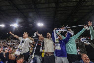 Leeds taraftarları, 16 Mayıs 2024 'te İngiltere, Leeds' teki Elland Road 'da oynanan Yarı Final İkinci Leg United - Norwich City maçında Wembley' e gitmek için çıldırıyorlar.