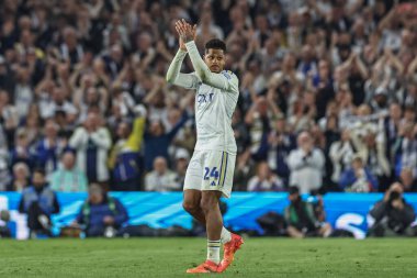 Leeds United takımından Georginio Rutter, 16 Mayıs 2024 'te İngiltere' nin Leeds şehrindeki Elland Road 'da oynanan yarı final ikinci bacak Leeds City maçında ayakta alkışlıyor. 