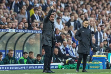 Leeds United takımının teknik direktörü Daniel Farke takımının talimatlarını 16 Mayıs 2024 'te İngiltere, Leeds' teki Elland Road 'da oynanan Yarı Final İkinci Leeds United - Norwich City maçında veriyor. 