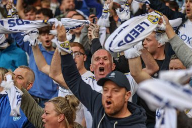 Leeds taraftarları maç öncesi Elland Road, Leeds, İngiltere 'de 16 Mayıs 2024' te oynanan yarı final yarı final yarı final yarı final Leeds United-Norwich City maçında şarkı söylüyorlar. 