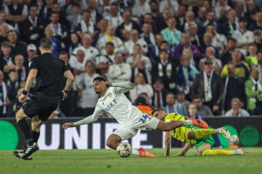 Leeds United takımından Georginio Rutter, 16 Mayıs 2024 'te İngiltere' nin Leeds şehrindeki Elland Road 'da oynanan Sky Bet Play-off Yarı Final İkinci Leeds United - Norwich City maçında Norwich City' li Kenny McLean 'e faul yaptı. 