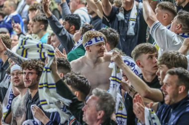 Leeds taraftarları, 16 Mayıs 2024 'te İngiltere, Leeds' teki Elland Road 'da oynanan Yarı Final İkinci Leg United - Norwich City maçında Wembley' e gitmek için çıldırıyorlar. 