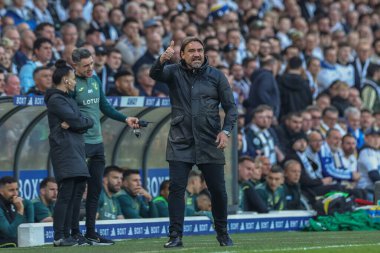Leeds United 'ın teknik direktörü Daniel Farke, 16 Mayıs 2024' te İngiltere 'nin Leeds şehrinde oynanan Sky Bet Play-off Yarı Final İkinci Leeds United - Norwich City maçında takımını 1-0 önde götürüyor. 