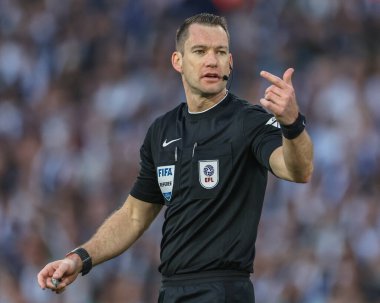 Hakem Jarred Gillett, 16 Mayıs 2024 'te İngiltere' nin Leeds şehrindeki Elland Road 'da oynanan yarı final ikinci bacak Leeds City maçında oynadı. 