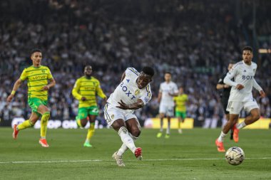 Leeds United takımından Wilfried Gnonto, 16 Mayıs 2024 'te İngiltere, Leeds' teki Elland Road 'da oynanan Yarı Final İkinci Leeds United maçında kaleye bir atış yaptı. 