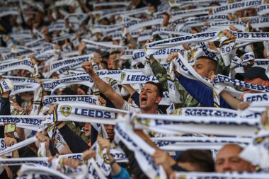 Leeds taraftarları, 16 Mayıs 2024 'te İngiltere, Leeds, Elland Road' da oynanan Yarı Final İkinci Leeds United maçında eşarplarını kaldırdılar.  
