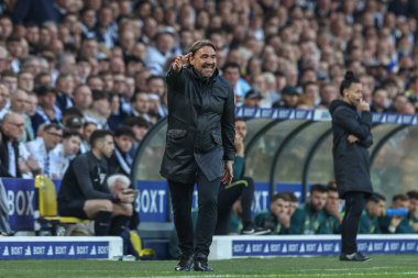 Leeds United takımının teknik direktörü Daniel Farke takımının talimatlarını 16 Mayıs 2024 'te İngiltere, Leeds' teki Elland Road 'da oynanan Yarı Final İkinci Leeds United - Norwich City maçında veriyor. 