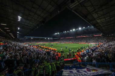 Leeds taraftarları, 16 Mayıs 2024 'te İngiltere, Leeds' teki Elland Road 'da oynanan Yarı Final İkinci Leg United - Norwich City maçında Wembley' e gitmek için çıldırıyorlar. 