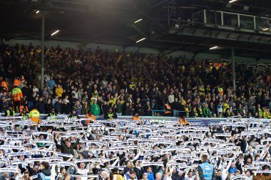 Leeds taraftarları, 16 Mayıs 2024 'te İngiltere, Leeds, Elland Road' da oynanan Yarı Final İkinci Leeds United maçında eşarplarını kaldırdılar. 
