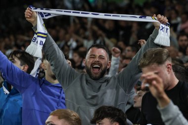 Leeds taraftarları, 16 Mayıs 2024 'te İngiltere, Leeds, Elland Road' da oynanan yarı final yarı final yarı final Leeds United - Norwich City maçında 4-0 önde olmalarını kutluyor. 